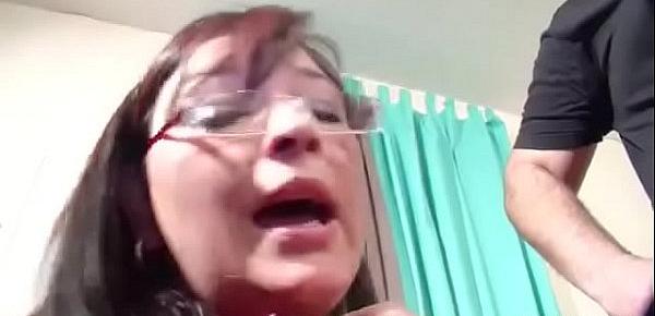 Ehemann wird sein Traum wahr und er darf 2 MILF Ficken